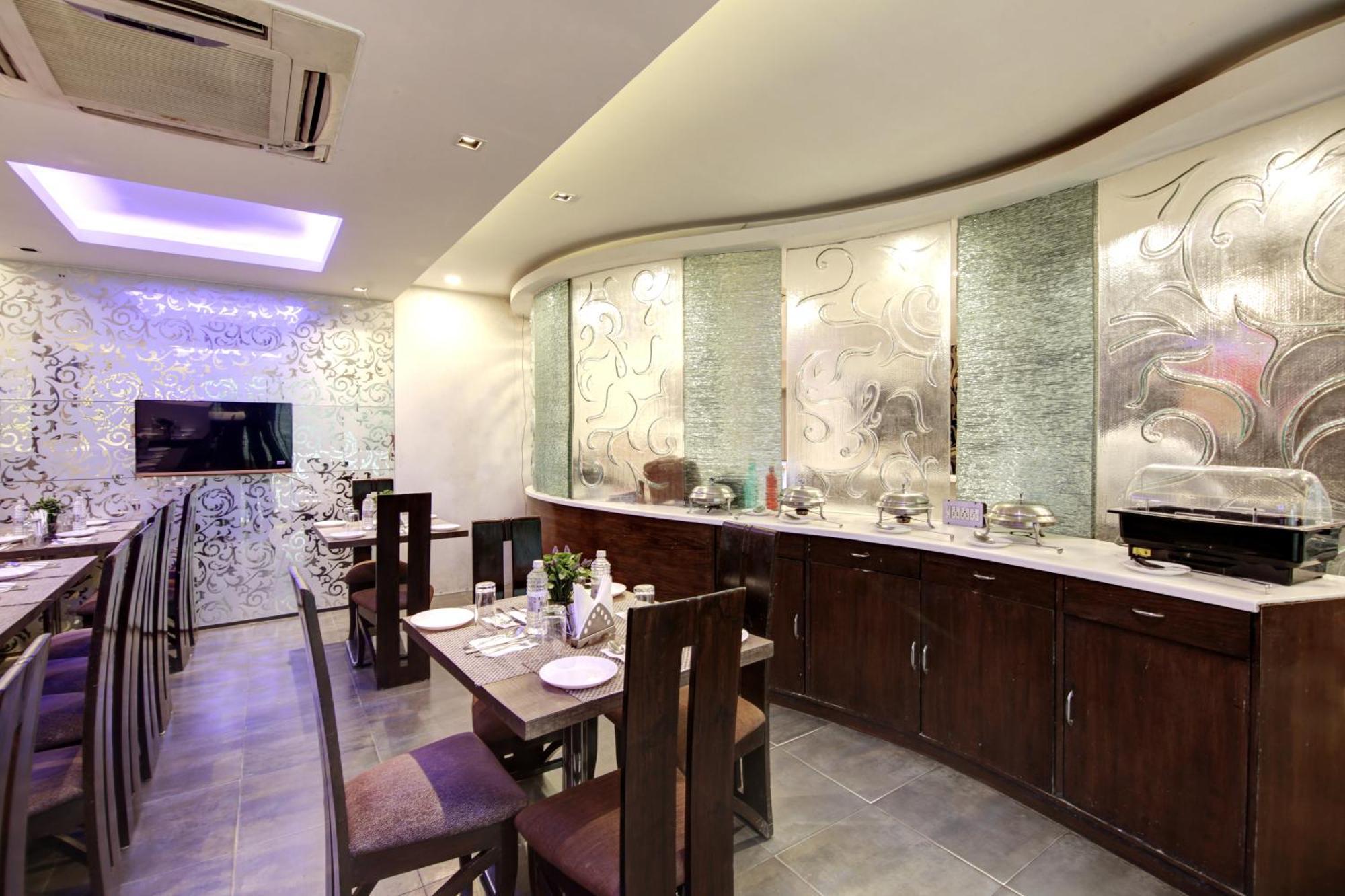 Hotel Good Times Near Ganga Ram Hospital And Karol Bagh Metro 3*