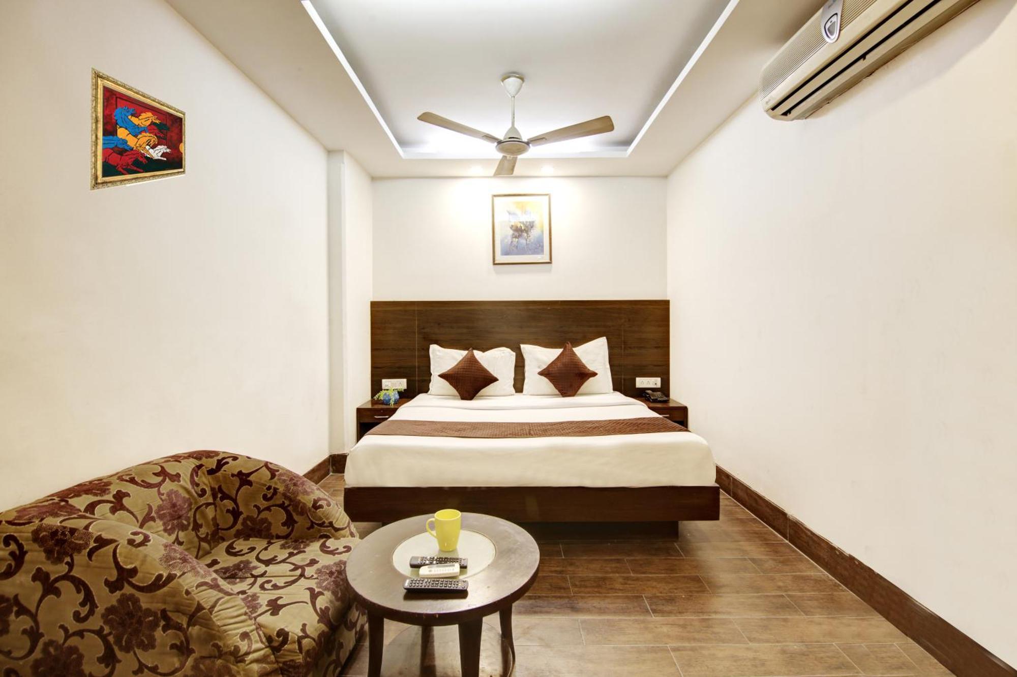 Good Times Near Ganga Ram Hospital And Karol Bagh Metro Hotel 3*