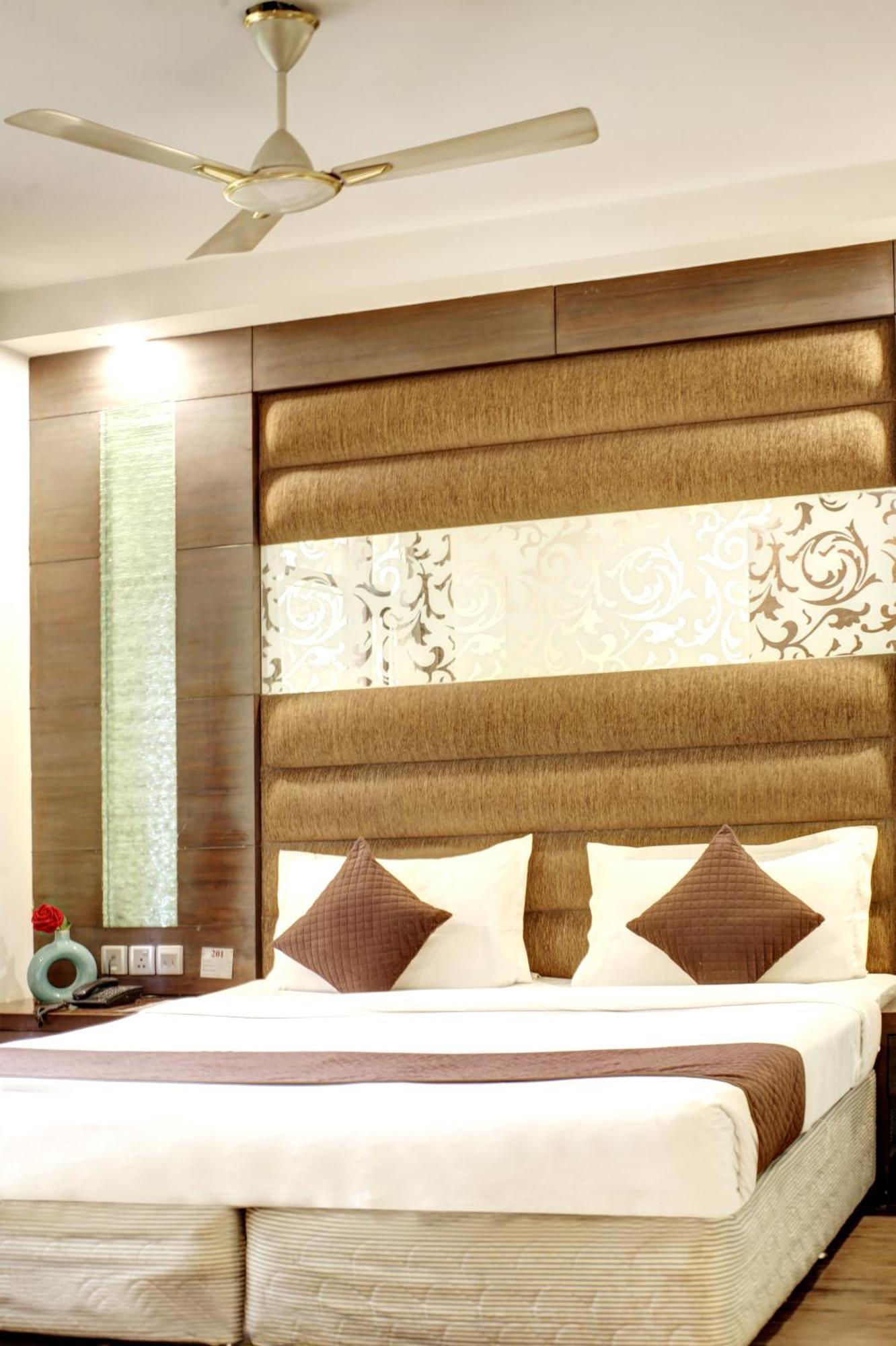 Good Times Near Ganga Ram Hospital And Karol Bagh Metro 3*