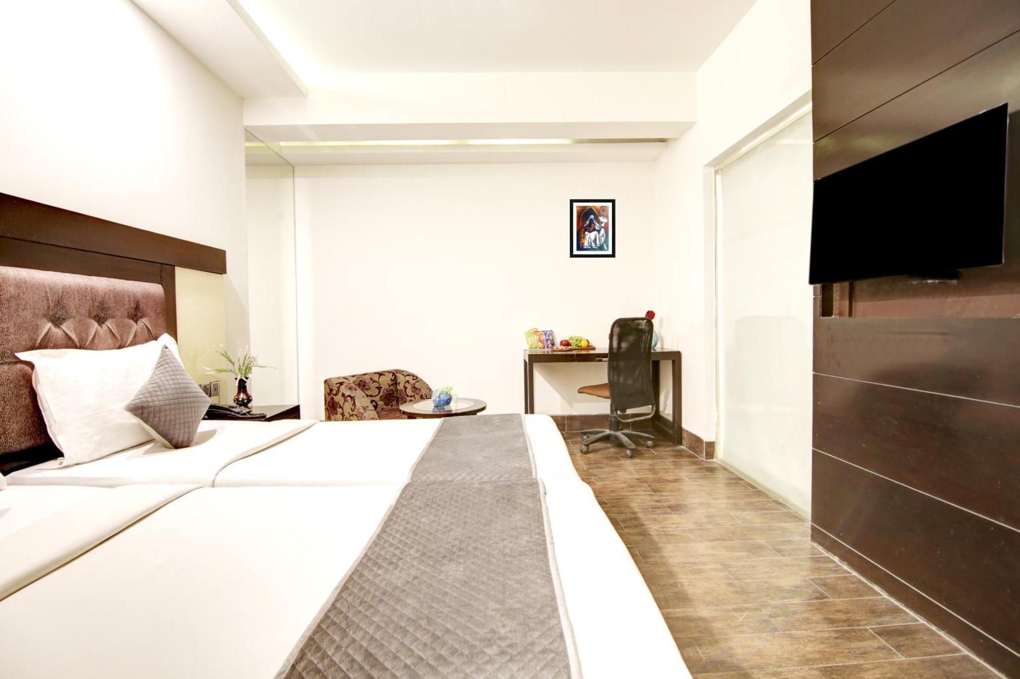 Hotel Good Times Near Ganga Ram Hospital And Karol Bagh Metro 3*