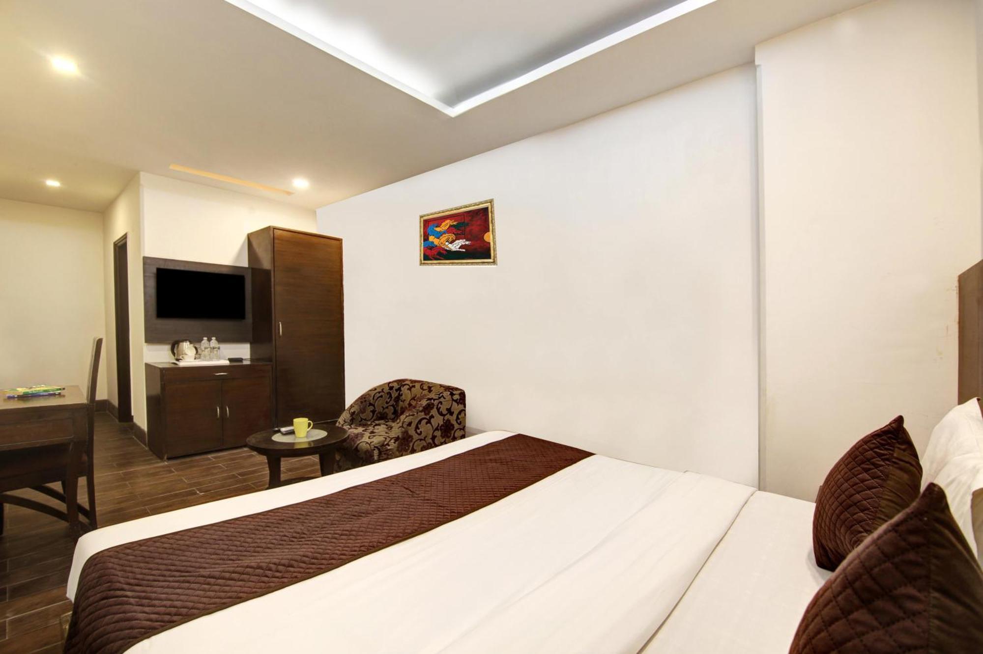 Good Times Near Ganga Ram Hospital And Karol Bagh Metro Hotel 3*