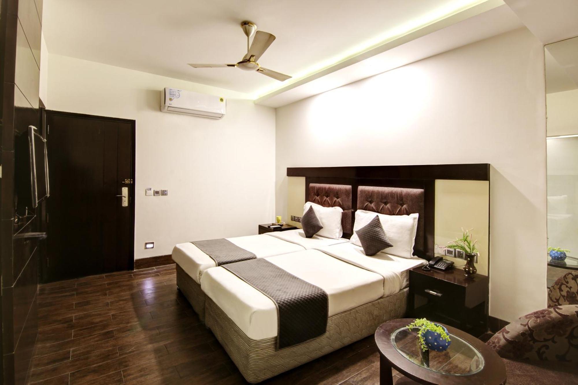 Hotel Good Times Near Ganga Ram Hospital And Karol Bagh Metro 3*